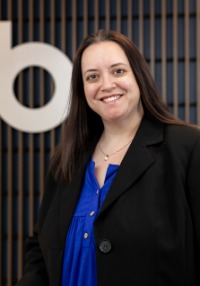 headshot photo image of Amy Barnes